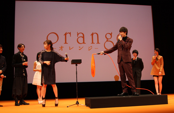 風船を手にジェスチャーゲーム開始！映画『orange』完成披露試写会舞台あいさつ