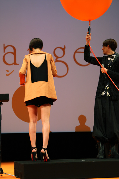 山崎紘菜、大胆カッティングのワンピース姿を披露。映画『orange』完成披露試写会舞台あいさつ