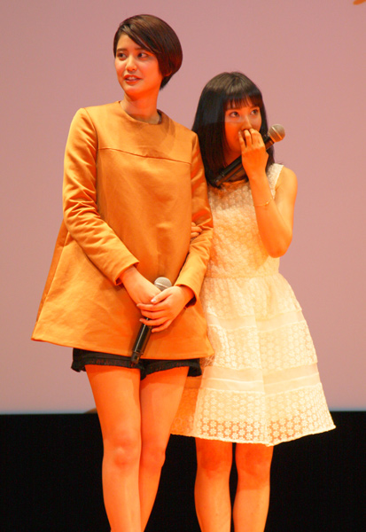 土屋太鳳、山崎紘菜の腕にちょこんとつかまる、映画『orange』完成披露試写会舞台あいさつ