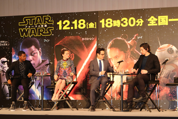 会見冒頭、和やかムードで談笑するご一行