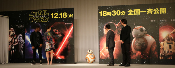 新ドロイドのBB-8は中央から登場して視線を釘付けに！