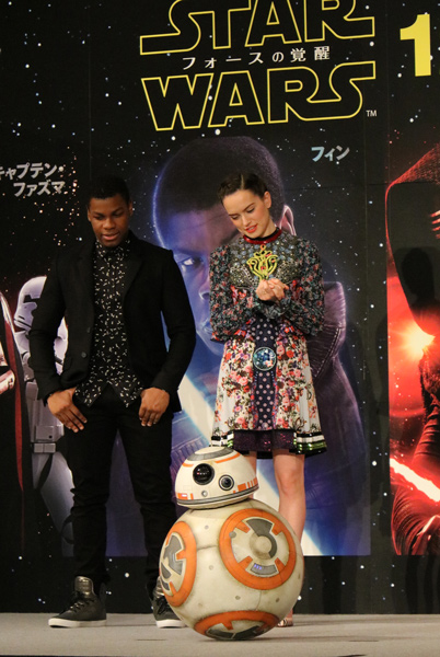 ピピピ音を発するBB-8。C-3POなど翻訳ドロイドがいないので意味は分かりません、残念！