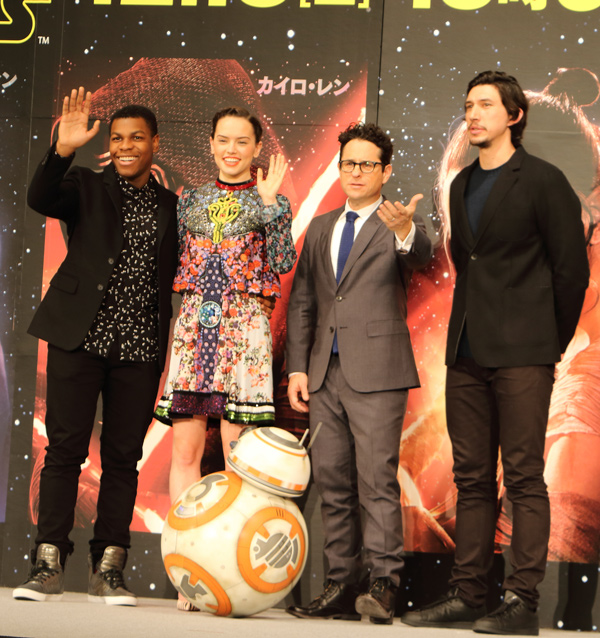 ジョン・ボイエガ、デイジー・リドリー、J.J.エイブラムス監督、アダム・ドライバー