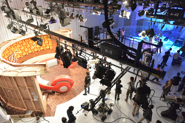 多部未華子主演の映画『あやしい彼女』歌番組のセットはこのように隣り合わせなんです