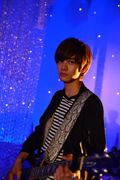 俳優の北村匠海はカツの孫・瀬山翼役。バンド青年の設定で、ライブハウスのシーンでは実際に全６曲を生演奏！