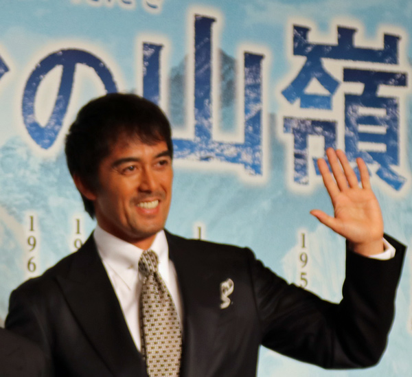 岡田准一、阿部寛を「鼻うがいマスター」と師事