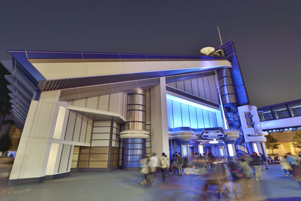「スター・ツアーズ：ザ・アドベンチャーズ・コンティニュー」（東京ディズニーランド）ライトアップ外観