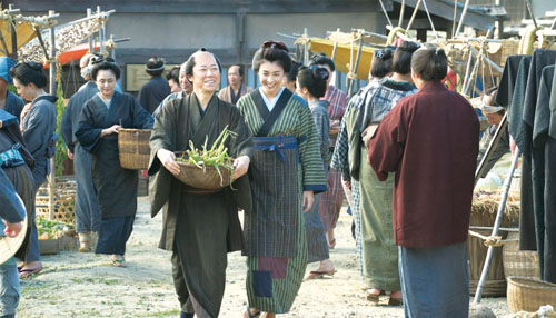 阿部サダヲと竹内結子、映画『殿、利息でござる！』（中村義洋監督）より