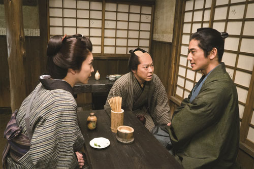 阿部サダヲと瑛太と竹内結子、映画『殿、利息でござる！』（中村義洋監督）より