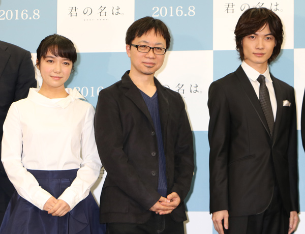 （左から）上白石萌音、新海誠監督、神木隆之介