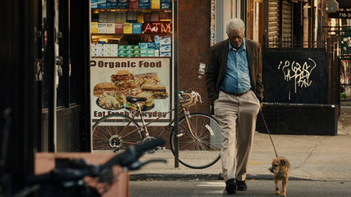 ニューヨークで犬のお散歩をするモーガン・フリーマン