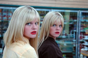 奇妙なメイクをした双子、映画『スナッチャーズ・フィーバー』(ジェイ・ダール監督)より