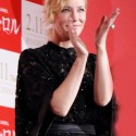 拍手するケイト・ブランシェット