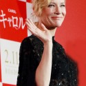 手を振るケイト・ブランシェット、映画『キャロル』（トッド・ヘインズ監督）来日ジャパンプレミアにて