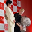 ケイト・ブランシェット「こんなに重たい花束なのよ」というジェスチャー