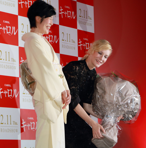 ケイト・ブランシェット「こんなに重たい花束なのよ」というジェスチャー