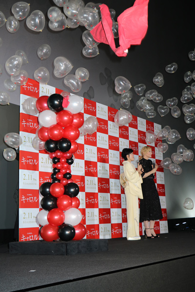 巨大バルーンが割れると、ハート型のチョコ入りのハート型バルーンがいっぱい！