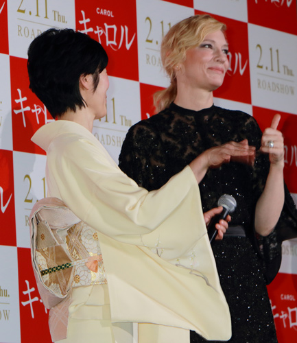 ケイト・ブランシェット様、ご満悦でサムアップ