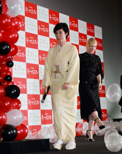 ハート型のバルーンをサッカーボールのようにキックする、お茶目なケイト・ブランシェット