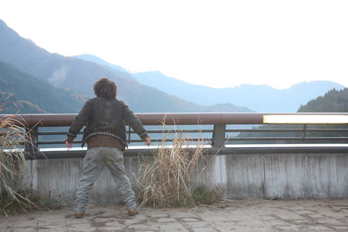 後ろ姿の神木隆之介、映画『太陽』（入江悠監督）より