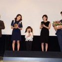 映画『はなちゃんのみそ汁』初日舞台あいさつに、えみなちゃんは花束を持って登場!
