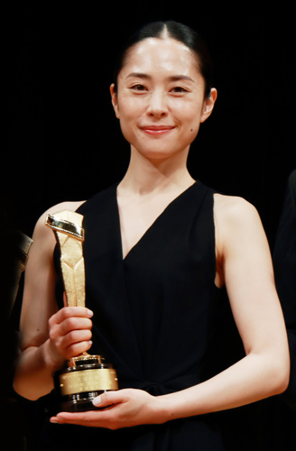 主演女優賞の深津絵里、第８９回キネマ旬報ベスト・テン表彰式にて