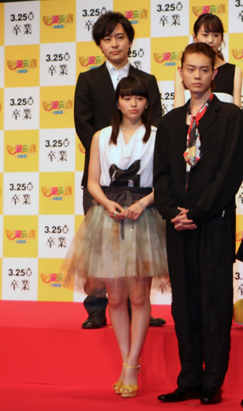 山本舞香と菅田将暉の全身、映画『暗殺教室～卒業編～』完成披露会見にて