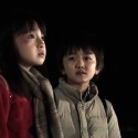 藤沼悟（中川翼）と雛月加代（鈴木梨央）、映画『僕だけがいない街』（平川雄一朗監督）より