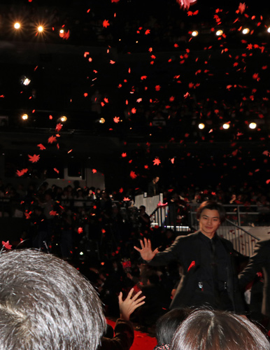 野村周平紅葉が舞う中で手を振る、映画『ちはやふる -上の句-』完成披露レッドカーペット
