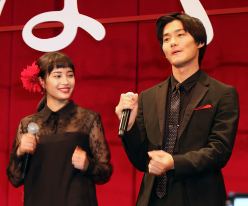 広瀬すず×野村周平『ちはやふる -上の句-』登壇時にダンス