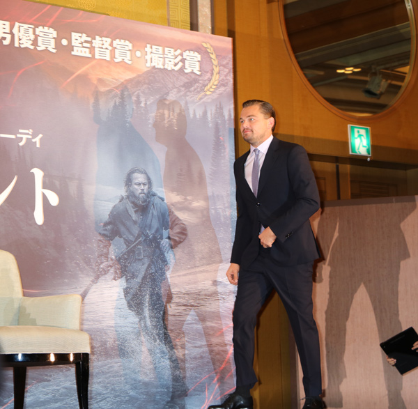 レオナルド・ディカプリオ、会見場に現れる