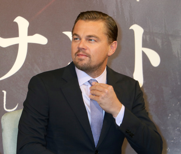 ネクタイを直す、レオナルド・ディカプリオ。映画『レヴェナント：蘇えりし者』来日会見にて