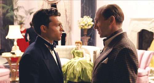 オールデン・エアエンライクとレイフ・ファインズ、映画『ヘイル、シーザー！』（ジョエル＆イーサン・コーエン監督）より