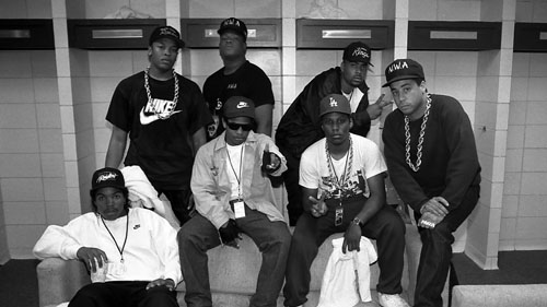 1989年「Straight Outta Compton」ツアーより、会場はミズーリ州カンザスシティ「ケンパーアリーナ」本番前のポーズ。