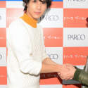 一人ひとりと握手する中川大志、カレンダー発売記念イベントにて