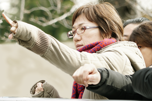 演出中の荻上監督、映画『彼らが本気で編むときは、』（荻上直子監督）より