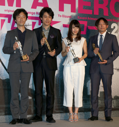 左からトロフィーを手に佐藤信介監督、大泉洋、有村架純、花澤健吾（原作者）