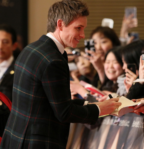 俳優エディ・レッドメインがファンサービス、映画『リリーのすべて』ジャパンプレミアのレッドカーペット