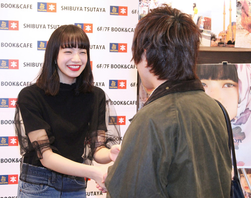 小松菜奈 1st写真集発売記念の握手会にて