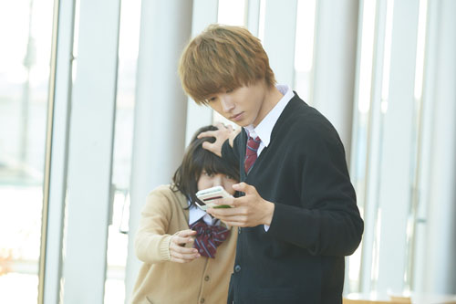 エリカ（二階堂ふみ）の頭を押さえ自分だけ携帯電話を見る恭也（山﨑賢人）、映画『オオカミ少女と黒王子』より