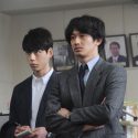 坂口健太郎（新聞記者・手嶋 役）と瑛太（新聞記者・秋川役）、映画『64-ロクヨン-前編』（瀬々敬久監督）より