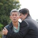永瀬正敏（雨宮芳男 役）と佐藤浩市（三上義信 役）、映画『64-ロクヨン-前編』（瀬々敬久監督）より