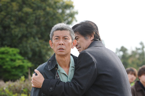 永瀬正敏（雨宮芳男 役）と佐藤浩市（三上義信 役）、映画『64-ロクヨン-前編』（瀬々敬久監督）より