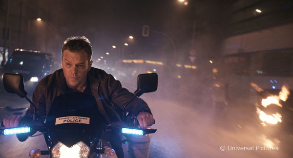 ジェイソン・ボーンは必要とあらば他人のバイクで、映画『ジェイソン・ボーン』（ポール・グリーングラス監督）より