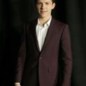 主人公ピーター・パーカー／スパイダーマン役を演じるのは１９歳の新進気鋭の英国俳優トム・ホランド