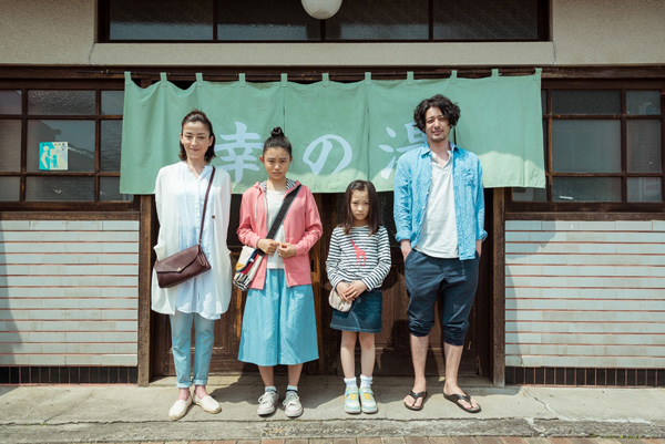 銭湯「幸の湯」の前に並ぶお父ちゃん(オダギリ)の姿、映画『湯を沸かすほどの熱い愛』(中野量太監督)より