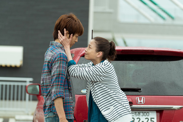 旅先でお母ちゃん（宮沢）に、優しく頬を包まれている青年・拓海(松坂)の姿、映画『湯を沸かすほどの熱い愛』（中野量太監督）より