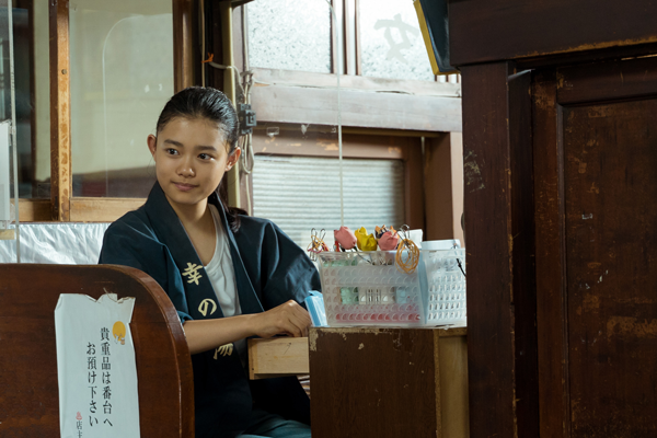 幸野安澄役の杉咲花が銭湯の番台に、映画『湯を沸かすほどの熱い愛』より