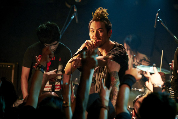 松田龍平「断末魔っー」と叫ぶ、映画『モヒカン故郷に帰る』より