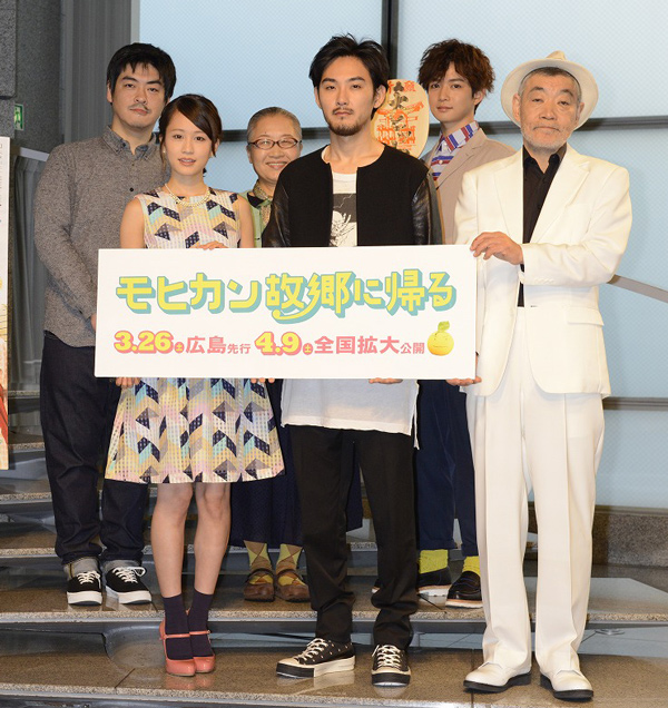 沖田修一監督監督と松田龍平演じるモヒカンの家族たちが勢揃い、映画『モヒカン故郷に帰る』イベントにて